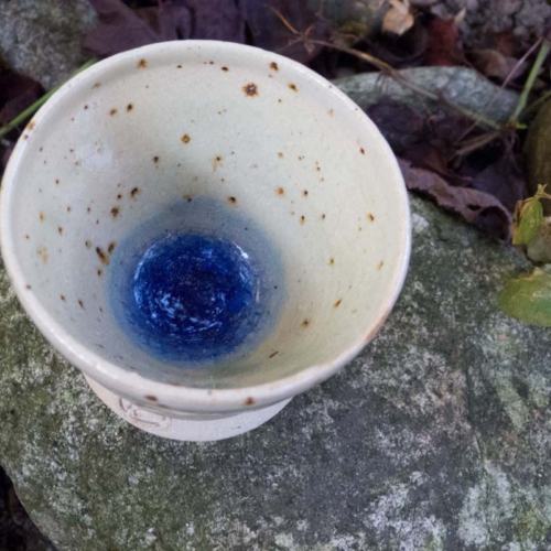 kleine Schnapsschale, Klarglasur mit Schmelzglas im Inneren, ø 7cm, Höhe 6cm, 25€