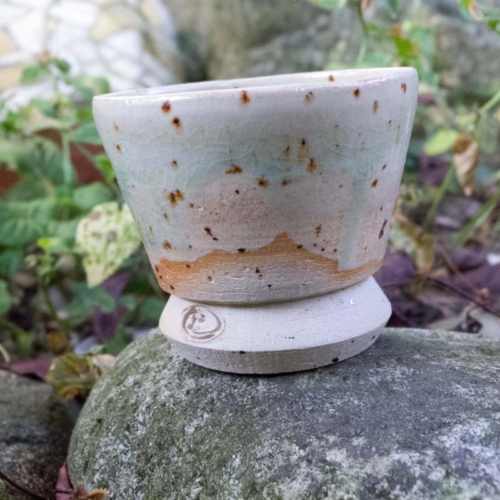 kleine Schnapsschale, Klarglasur mit Schmelzglas im Inneren, ø 7cm, Höhe 6cm, 25€