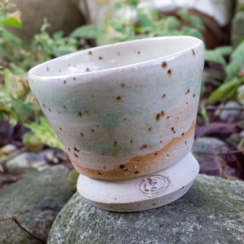 kleine Schnapsschale, Klarglasur mit Schmelzglas im Inneren, ø 7cm, Höhe 6cm, 25€