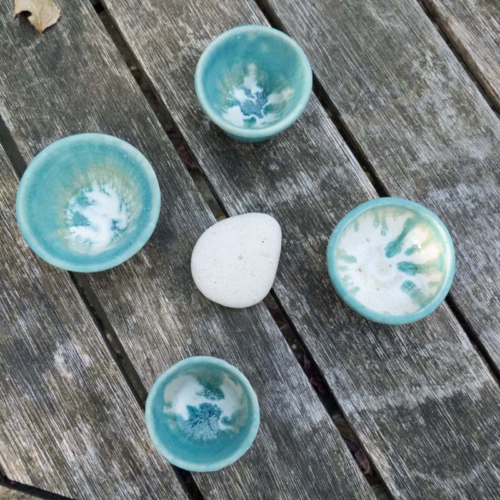 4 kleine Sakeschälchen, matte Türkisglasur, versch.ø, Höhe ca. 4,5 cm, 30€