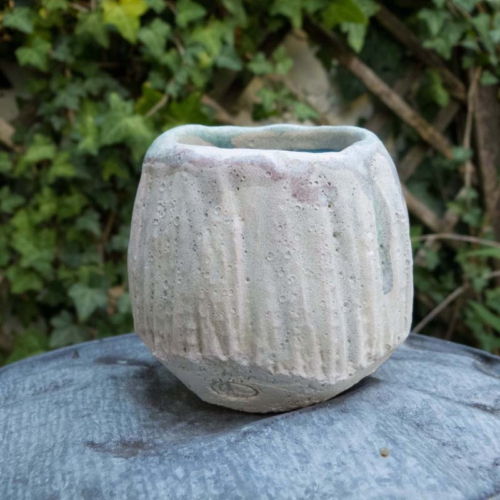 handgeformte, 2mal glasierte Teeschale, rauhe Aussenhaut, innen blau,ø 6cm, Höhe 7cm, 20€