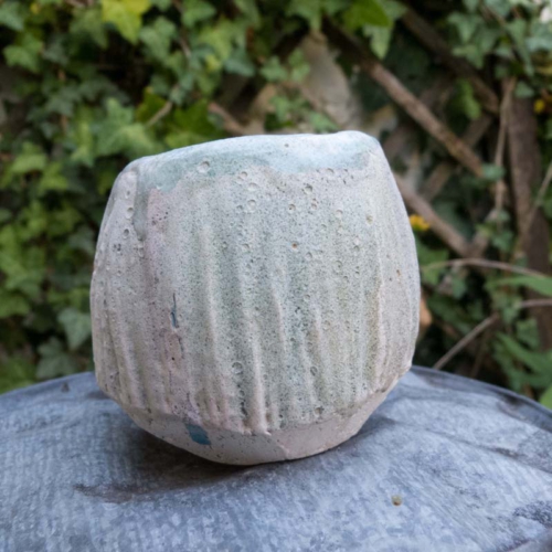 handgeformte, 2mal glasierte Teeschale, rauhe Aussenhaut, innen blau,ø 6cm, Höhe 7cm, 20€