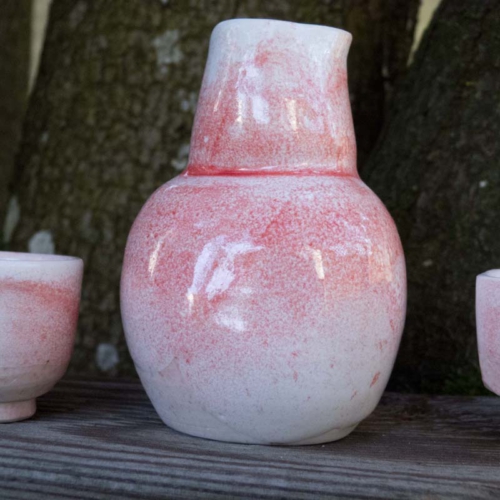 Sakeset, Porzellan, weisse Glasur mit roten Sprenkeln, 60€