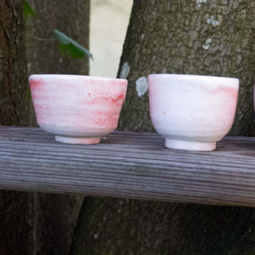 Sakeset, Porzellan, weisse Glasur mit roten Sprenkeln, 60€