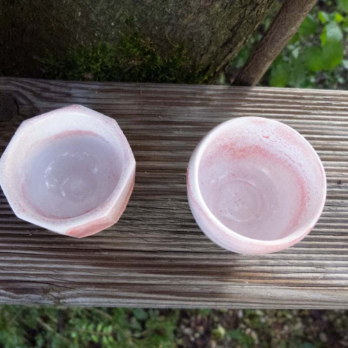 Sakeset, Porzellan, weisse Glasur mit roten Sprenkeln, 60€