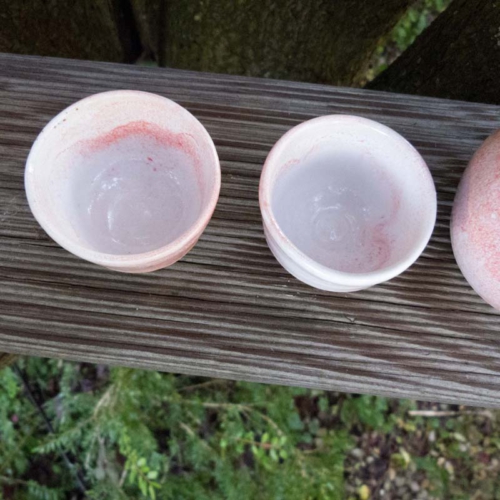 Sakeset, Porzellan, weisse Glasur mit roten Sprenkeln, 60€