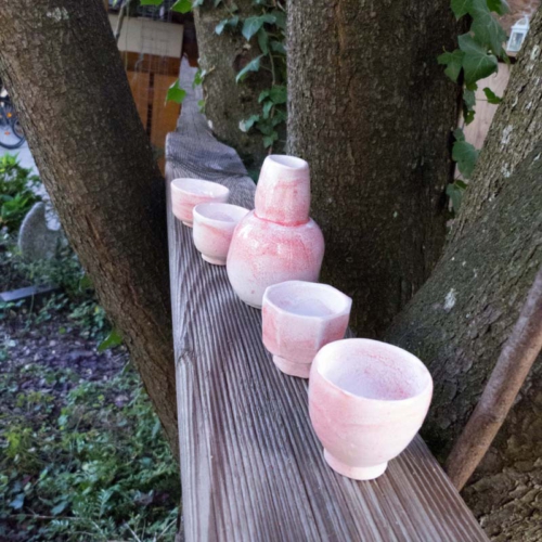 Sakeset, Porzellan, weisse Glasur mit roten Sprenkeln, 60€