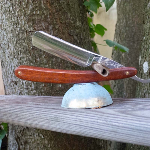 Friodur rostfrei, Henkels Solingen, 19 mm breit, vollhohl, neu aufgebaut, Schalen aus Mahagoni, mit Schellak behandelt, 80€