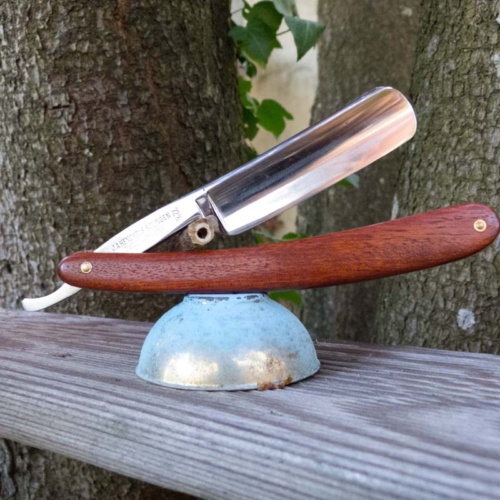 Friodur rostfrei, Henkels Solingen, 19 mm breit, vollhohl, neu aufgebaut, Schalen aus Mahagoni, mit Schellak behandelt, 80€